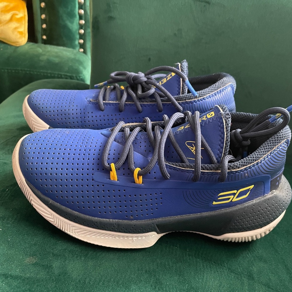 Boy’s Under Steph Curry Armour Sneakers